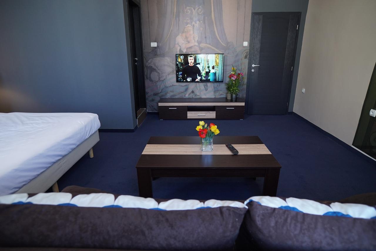 Hostel Log Inn Üsküp Dış mekan fotoğraf